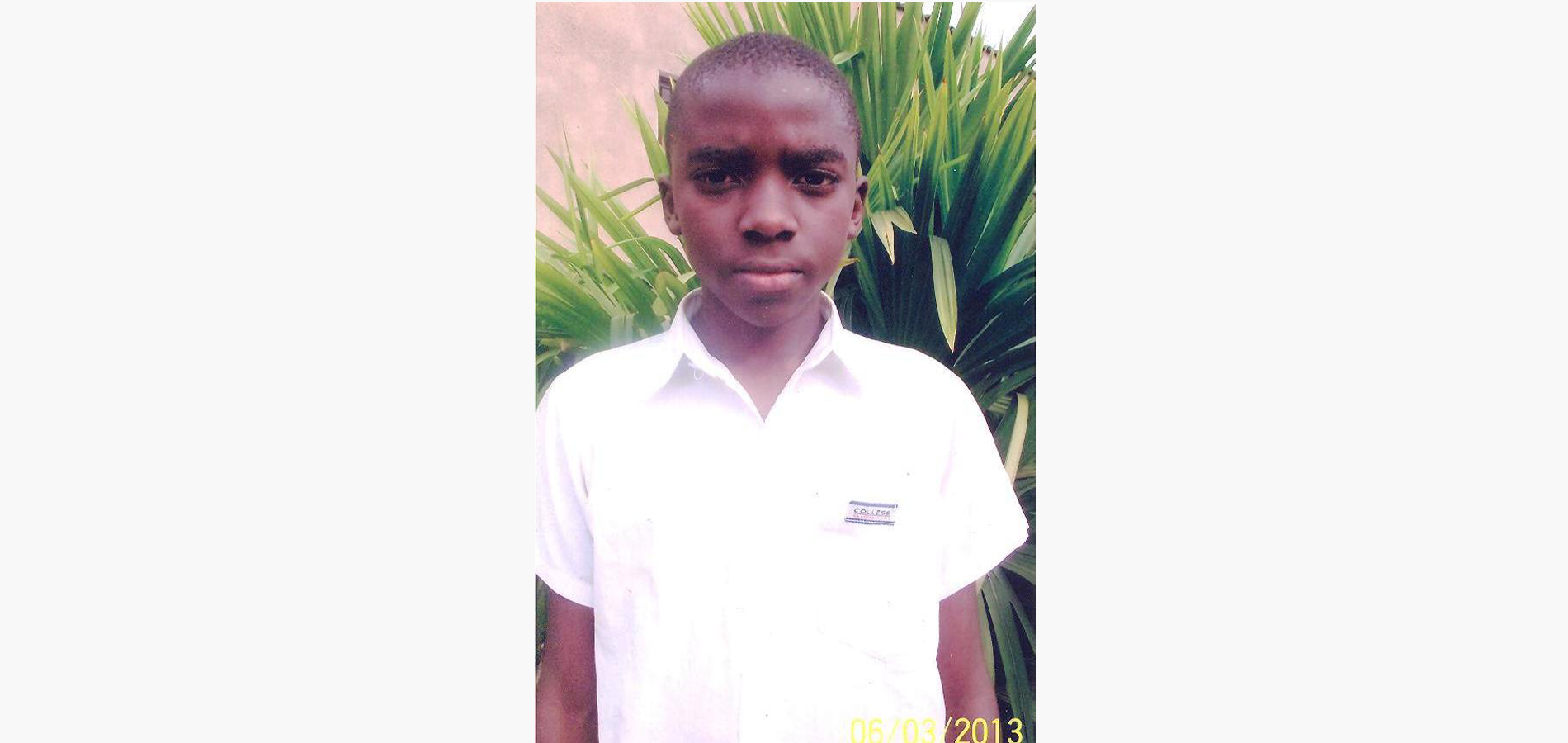 Mon père est mort du VIH- SIDA père est décédé en 2006, ma mère est gravement malade. Apres la mort de mon père note famille au sens large du terme accusa ma mère d’avoir tué mon père, car disent- ils il lui a ensorcelé pour qu’il puisse attraper le SIDA. C’est une affaire qui a mal tourné pour nous. Parce qu’avec cette accusation, le conseil de famille se fonda sur une coutume injuste pour dire qu’une femme qui a tué son marie ne peut pas avoir droit aux biens laissés par son mari. Notre calvaire commença au fait le jour de la mort de notre père. Nous vivons une vie de souffrance, notre grand père a vendu la parcelle de mon père, il y a des jours ou ne mangeons pas, nous n’avons pas d’uniforme comme les autre. Notre mère encore vivante passe beaucoup de temps au lit ou à l’hôpital, notre oncle nous donne à manger, mais il n’est pas à mesure de nourrir deux familles à la fois. Je suis tombé malade le mois dernier, ma mère n’a pas eu d’argent pour me payer les médicaments pour me soigner. Depuis que je suis aidé par CFR, je n’ai jamais était chassé de l’école, seulement je manque de cahiers et des habits. Lacommission en charge du social de l’église Restauration Church, l’église de ma mère, a soumis mon cas au CFR, je suis content et je continue àbénis Dieu pour cette intervention divine pour ma vie. Que Dieu bénisse la famille Me Ruberwa et son CFR, pour ce sacrifice combien louable.