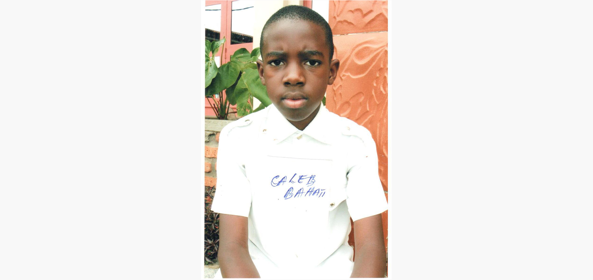 Je suis orphelin de père, ma mère est vivante mais elle est paralyséesa cause de la maladie du SIDA.Mon père est mort du VIH/SIDA, ma mère est vivante, mais elle est souvent malade et vit au médicament. Apres le décès de mon père, la famille a décidé de chasse ma mère de l’unique maison qu’avait construite mon père sous prétexte que ma mère a tué mon père par sorcellerie. Ils souffrent beaucoup, ma mère n’a pas de force pour travailler suite à sa maladie .Nous sommes 7 enfants dans notre famille, nous avons raté quelque années d’études, l’égliserestoration nous a souventassistéen nourriture, nous passons plusieurs nuits sans manger . Ma mère a entendu par son copine que le CFR aide des enfants en difficultés et serait venu demander à la restoration de lui donne 5 orphelin en difficulté à l’église (qui connaissait déjà ce cas) voilà comment je me suis trouvé dans les mains de c f r. Depuis que je suis aidé par cette organisation j’étudie bien car sans son aide je serai peut-êtreun enfant dans la rue ou de la rue. J’ai espoir, je serai médecin Que Dieu bénisse CFR.