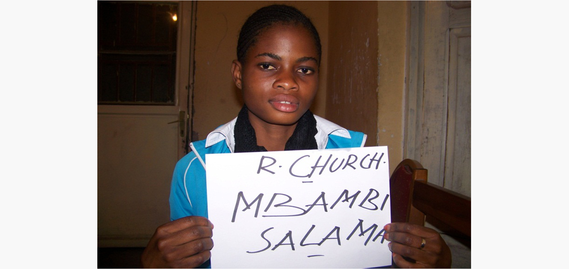 Mon père est mort il y a de cela 11 ans. Ilest mort du SIDA.ma mère est aussi déjà malade et sa maladie est très avancée. Elle manque comment payé le frais scolaire car mon père n’avait rien laisser comme biens pour nous aider dans la vie. Maintenant avec l’assistance de CFR, cette intervention m’a vraiment aidé car je suis en sixième secondaire en section technique, et notre section est très chère ma mère et ses moyens ne pouvait rien faire. Le CFR m’aide et je peux espérer avoir une vie meilleure. Avant que l’ong Congo Family restauration Church ne vienne l’église restoration Church m’avait pris en charge comme orpheline mais l’argent trainait à venir ce qui faisait que j’étais régulièrement chasse de classe. Je vous remerciebeaucoup car cette assistance qui a une grande importance pour ma vie et pour mes études. La meilleure aide dit on est celui de donner à l’autre les moyens de s’auto-suffire dans la vie. En nous payant le minerval papa Ruberwa nous donne, en effet le moyen d’être autosuffisant dans la vie et d’aider les autres dans la vie. Je suis trèsreconnaissante pour la famille Ruberwa parce que je ne pouvais pas espérer qu’un jour je puisse terminer mes études, mais maintenant j’ai des bonnes raison de croire pour un avenir meilleur.