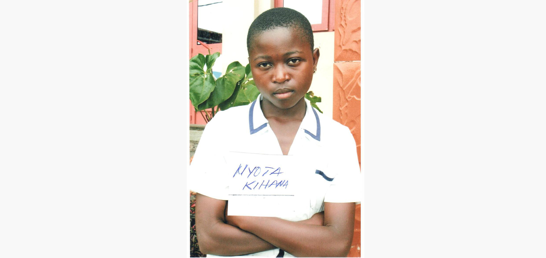  Cette fille est une orpheline de père décédé 2010 suite à une maladie de DIABETTE laissant une veuve et 6 orphelins. Le décès du père a fragilisé la famille au point que la veuve s’est retrouvée dans une situation où elle ne pouvait plus assurer et la scolarité des enfants. Le logement des enfants ainsi que leur restauration .Cette veuve se retrouve avec une maladie incurable .Elle est atteint du cancer au niveau de la jambe et cette situation l’affaiblit sur tous les plans à tel enseigne qu’elle n’arrive plus a s’en sortir tellement la charge pèse. C’est ainsi que lorsque cette situation s’est aggravé l’église restoration Church, on travers sa commission sociale, s’est chargée de ce cas enfin de soulager avec ses moyens ce cas.Cette aide du CRF leur ait d’une importance capitale, car elle a permisà l’enfant de retourner sur le chemin de l’école dans les conditions favorable qui lui permettent de réussir comme tous les autres enfants et ainsi, soulager tant soi-peu à la charge de la veuve vulnérables. Que Dieu Bénisse le CFR pour leur soutien aux vulnérable. 