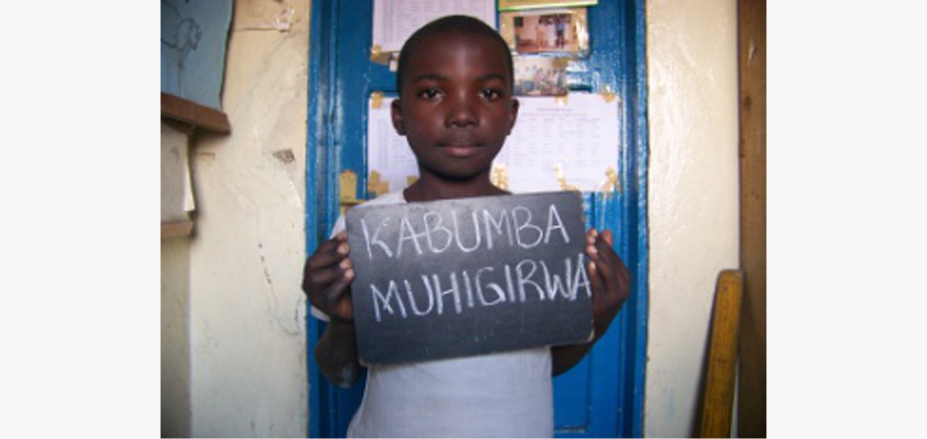 L’enfant a perdu sa mère qui faisait les trafics de la boisson fabriquée localement de KATANA /SUDKIVU vers GOMA dans le nord kivu. Cette dernière s’était noyée dans le lac Kivu lorsque l’enfant avait que deux ans.A la perte de sa mère plusque tous cette fillette a beaucoup souffert. Elle n’a pas connu sa mère.Deux ans après le père était aussi décédé après une longue maladie non autrement identifiée. L’enfant a était informée a l’âge scolaire. Cet enfant a été fortement traumatisé de cause de cette nouvelles annoncée, au fait elle ne savait pas que ce qui l’héberge n’étaient ses parents. Ceci a fait que l’enfant a eu quelques années de retard à l’école. L’enfant est gardé chez sa tante paternelle qui aussi n’a pas de moyens et âgée de 80 ans. Actuellement, l’enfant fréquente l’école sans difficultés grâce à l’appui du CFR et elle évolue bien sans aucunes difficultés.