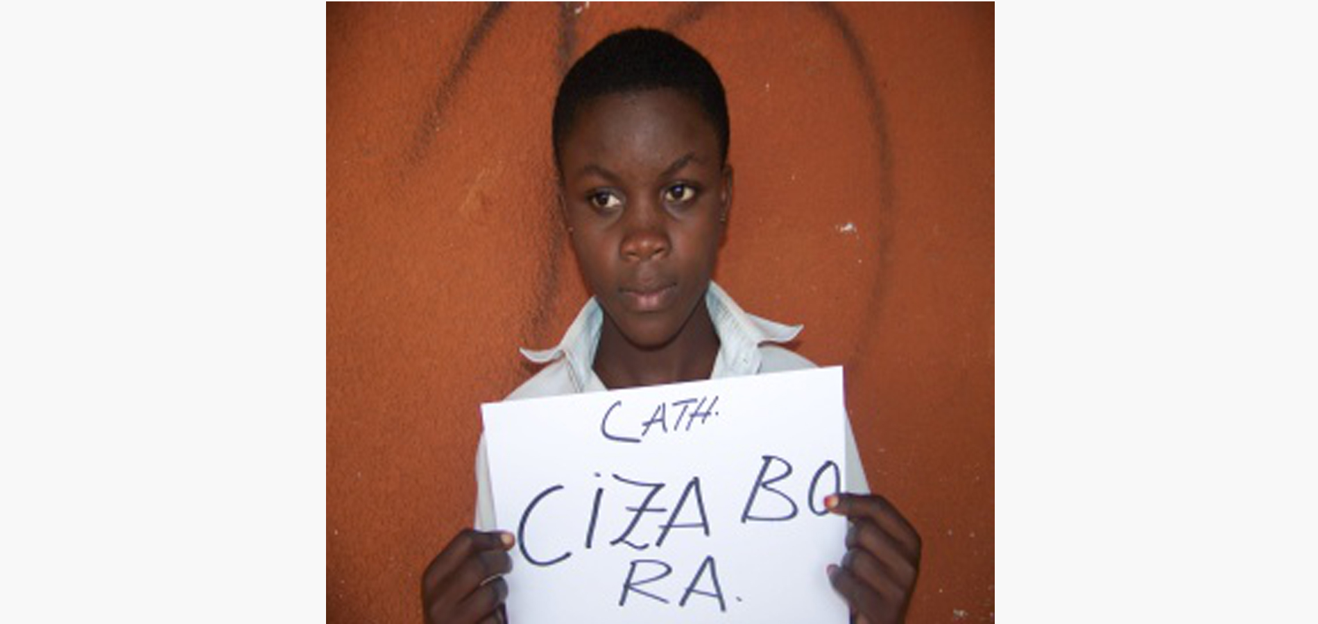 Le père avait pris voyage d’affaire, quand l’enfant avait deux ans. Le père était rentré lorsque l’enfant avait déjà 3 ans .Elle n’apas connu à la naissance l’affection du père. Voulant rentrée à BUKAVU pour encore le voyage d’affaire il se noya dans le lac Kivu. L’Enfant resta avec sa mère veuve qui est déjà très vielle et n’a pas étudié et n’a aucun moyen pour l’aider. L’enfant a été choisi par le Monseigneur vicaire général qui donne ce qu’il avait car connaissant bien la vulnérabilité de sa famille et cet enfant évolué dans le groupe d’anges du ciel. Avant que l’enfant ne soit supporté par CFR, elle étudiait dans des conditions difficiles. Chassé plusieurs fois, ratais fréquemment ses examens. Depuis qu’elle a été prise en charge par CFR elle étudie dans de bonnes conditions, la veuve qui garde l’enfant dit merci et restera reconnaissante. Que Dieu vous bénisse