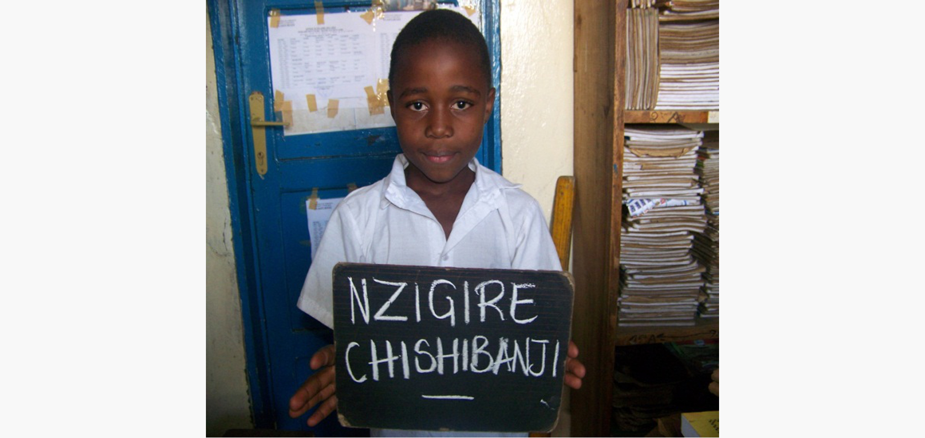 L’enfant avait été ramassé en cours de route dans un carton à Goma dans le quartierBirere un quartier qui a la réputation de manifester la promiscuité et les filles prostituées.Personne ne connait ses parents, les noms de parents écrit ci-avant sont en réalité ceux de ce qui l’ont ramassée et qui l’héberge. Ces hommes de bonne foi vieux tous deux ont finalement adopté de fait cet enfant. L’enfant ne cannait rien de cette histoire, les parents adoptifs craignent qu’en révéla a l’enfant cette nouvelle que cela ne puisse le traumatisé pour rien. L’enfant est gardé chez une vielle maman qui l’adoptée son mari est mort et sans moyens pour subvenir à ses besoins. . A présent grâce del’aide inestimable de CFR l’enfant évolue dans de bonnes conditions, elle suit ses cours sans problème et ses résultats le prouvent. Avant l’aide de CFR, l’enfant était toujours bousculée à cause de l’insolvabilité. Elleraconte son histoire une partie de son histoire bien sûr, en pleurant.