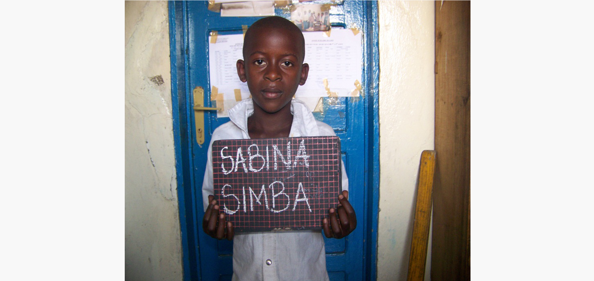 Le père de l’enfant fut militaire et fut tué au front. La mère aussi est morte du VIH/SIDA.L’enfant est gardé chez sa grand-mère qui est vielle et diminue. L’enfant a été choisi par une équipe des enseignants chargée du social qui nous soumettra son cas au paroisse saint –Esprit dans la ville de Goma. A ce jour, l’enfant est à l’appui du CFR. lesrésultats scolaire obtenu l’annéedernière et la premièrepériode de cette annéedémontrentà suffisance l’importance de l’aide en frais scolaire qu’elle continue à recevoir de CFR. Elle remercie infiniment CFR et la famille maitre Ruberwa et dit qu’elle ne va oublier ses bonnes œuvres qui la rendu un être qui a de l’importance et de l’espoir. Dieu vous bénisse.
