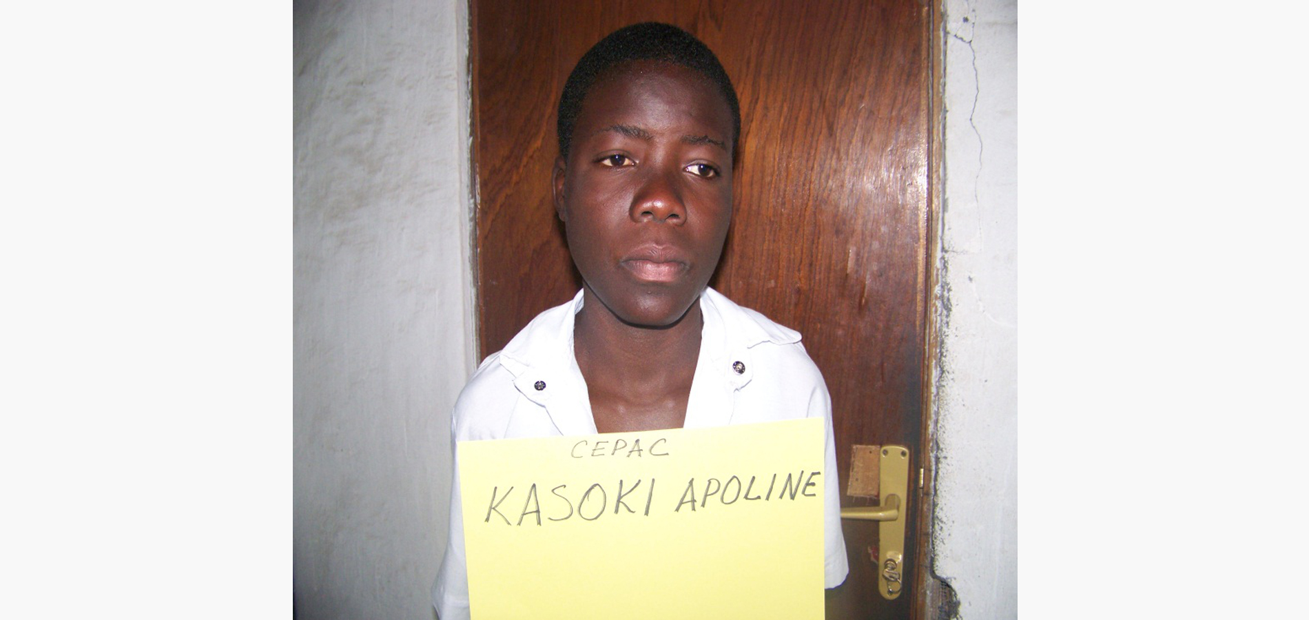 Les parents de cette fille sont tous morts de la maladie du VIH/SIDA c’est –à dire que son père c’est celui qui est mort avant en 2001 ,la mère après sept ans de maladie elle ci aussi est morte. Après la mort de cet homme, la femme veuve est rentréechez- elle, chez ses parents au fait avec ses enfant. Lorsqu’elle est morte aussi la grand-mère s’est trouvée dans l’obligation de prendre en charge cette fille jusqu’à présent. Pour le moment depuis qu’elle est aidée par cfr sa vie s’est vraiment améliorée surtout sur le plan scolaire et remercie infiniment la famille Ruberwa pou cette aide. Que Dieu vous bénisse.