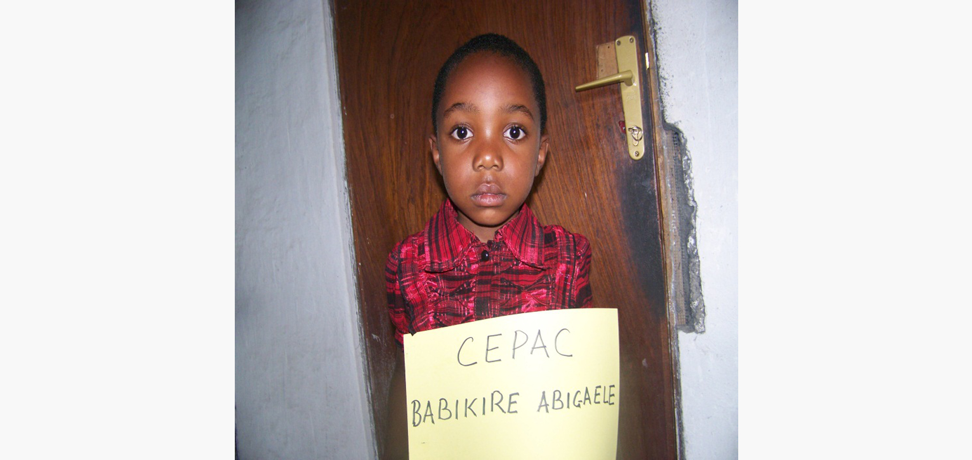 Le père de cette enfant est mort suite une maladie de longue durée après beaucoup des soins mais sans succès il mourra à Goma. Quelques années après la mort de son père samère a ététuée par les miliciens mai-mai à Pinga. C’était lors d’un déplacementde ses commerces. Elles sonttombée dans une embuscade est fut tuées, les autres ont une vie sauve grâce à l’intervention militaires qui était a quelques kilomètres du lieu de drame. Cette fillette est protégée dans la famille d’accueil chez son grand-père paternel celui – ci n’apas du travail , il a l’âgetrès avancé et il se débrouille malgré ses forces très limitées à fournir à manger aux enfants ,mais il était impossible de payer le minerval. Un groupe des veuves de notre église a présenté ladoléance aux pasteurs responsable de notre paroisse, l’église a accepté comme ça qu’elle a eu la chance d’être aides par cfr. Nous, veuve de l’église avions entendre parler de CFR Par un groupe de gens d’une Eglise amie qui avait des enfants aides par CFR.Nous avons appelés le responsable de cfr qui a également répondu favorablement à notre demande. On connaissait Ruberwa non seulement comme politiciens mais aussi comme serviteur de Dieu. Lorsqu’un quota de 5 enfants a étéalloué à notre église l’enfant Munepo a été choisi par le responsable de l’église pour bénéficier de l’aide de la part CFR. Que Dieu soit loué pour cette œuvre de charité. Dieu infiniment pour cette aide