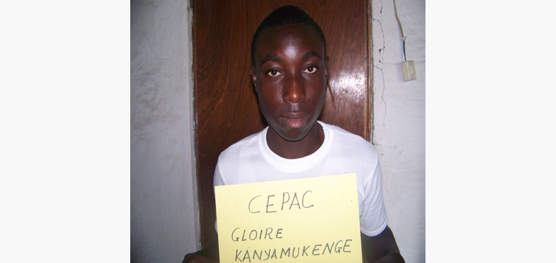 Les deux parents sont morts par les balles .Tous deux sur la route de Rutshuru pour Goma ; ils ont été tues par les coupeurs de route .Ils étaient en provenance de Goma pour Rutchuru pour un petit voyage d’affaire. Les parents de Gloire sont mortalors qu’il avait 4 ans.Il été resté à la maison avec ses petits frères a été informé de cette mauvaise nouvelle que le soir, étant encore très petit il ne savait pas ce qui lui ait arrivé plus son âge scolaire venu plus il connaissait des difficultés. Cet enfant est dans une grande difficulté et c’est pénible vraiment. Il n’a pas ou rester il vit tantôt chez sa grand-mèretantôt chez la sœur de sa mère car aucun d’eux malgré la bonne volonté n’est capable de le nourrir. Cette situation a côté de manque de minerval perturbe aussi la vie de Gloire. Le cas de Gloire était connu de tous le membre de l’église ; ses parents étaient de membres actif de leuréglise sa grand-mère est aussi une vieille très engagée au sein dans l’église. C’est le Révérend Pasteur qui a donné rapport par pitié, en supplié les anciens de l’église de lui prendre en charge. A l’arrivé de CFR nous avons été soulagé car en vérité l’église avec ses moyens très limités avait des difficultés de lui payer le minerval. Depuis qu’il est avec CFR il étudie bien et réussi sans aucune difficultés Merci à Ruberwa et au CFR pour cet acte Que Dieu vous bénisse infiniment pour avoir soulagé mes peines.