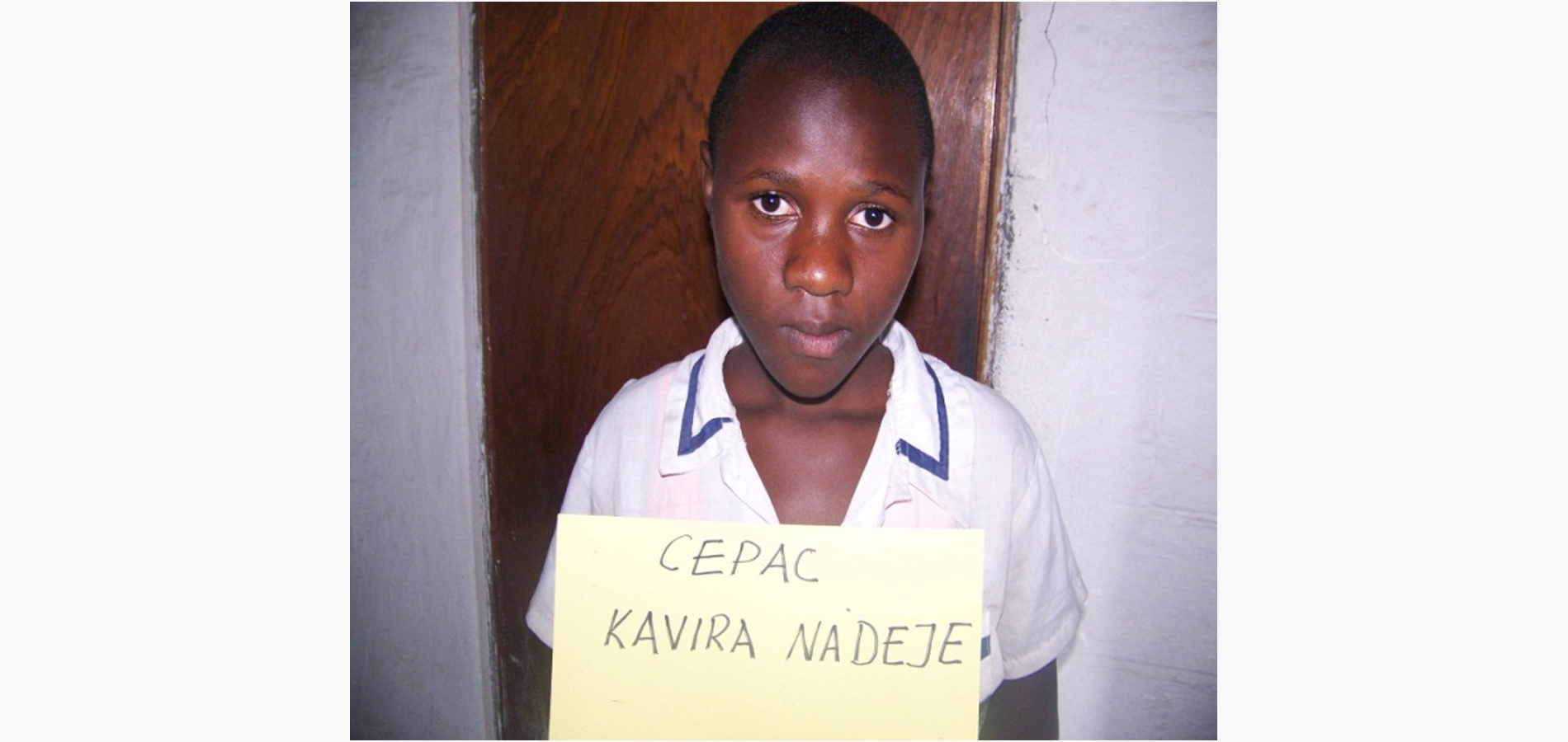 Le père de cette fille est mort lors de la guerre del’AFDL à GOMA par balle. Sa mère suite aux émotions, a été malade plusieurs fois,elle a attrapa la tension,hospitalisée pendant beaucoup de jour , elle est morte à la suite de sa malade. Le père est à mort en présence de sa famille, l’enfant encore mineur a ététraumatisé par la mort de son père et surtout de sa mère. Cet enfant est gardé chez sagrand-mère qui est aussi veuve et vit sans rien faire comme travail en vendant des braises à la porte de sa maison.Elle est trop vielle sa grand-mère et tombe souvent malade. Présentement cette fille étudie sans difficultés parce que ses frais scolaires sont pris en charge par CFR. Que le tout puissant bénisse maitre Ruberwa et sa famille.