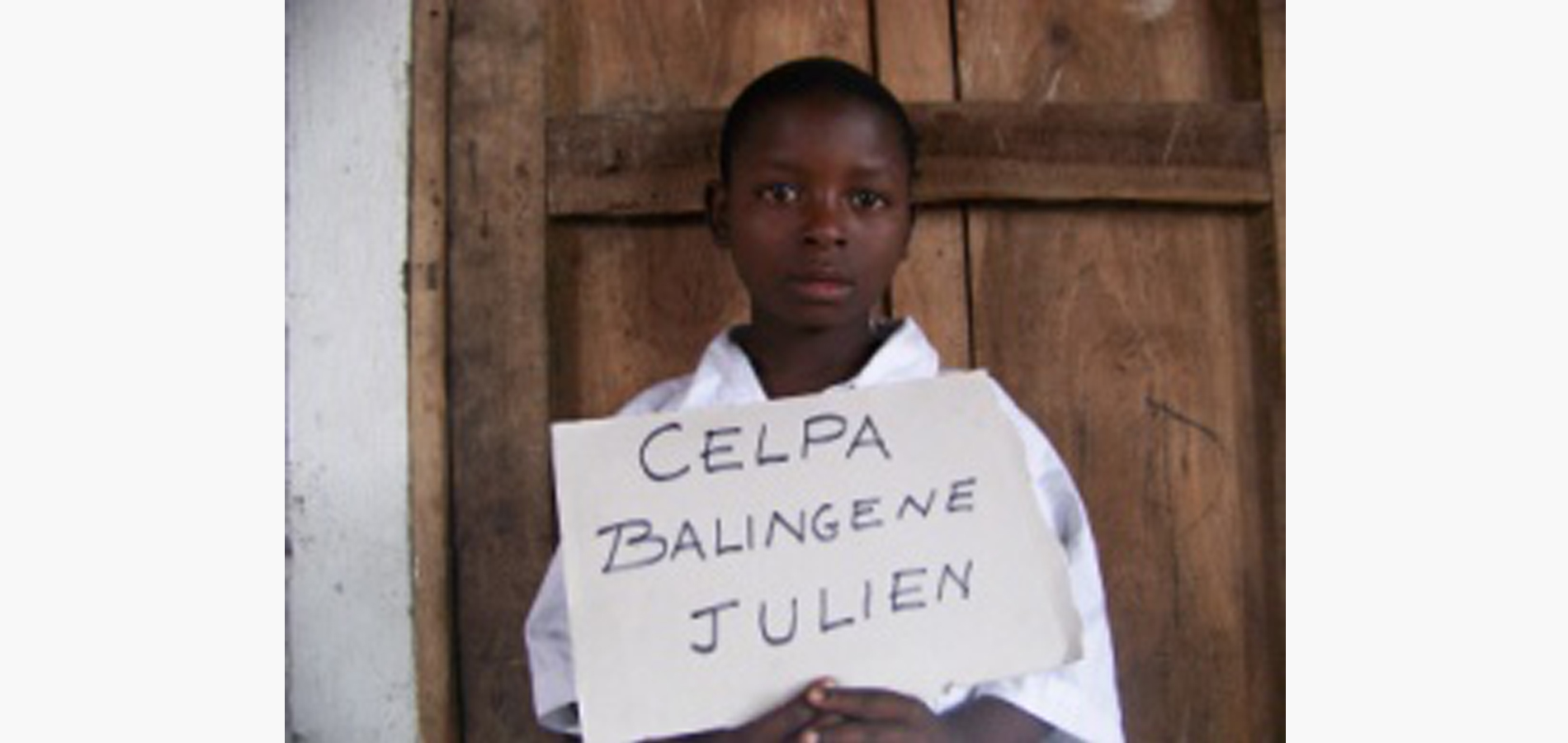 Mes deux parents ne sont plus. Ils sont tous mort d’une même maladie le SIDA, mon papaétait un travailleur au Rwanda. Apres un période il est revenu à la maison pour annoncer à ma mère la séparation il vivait avec une autre femme au Rwanda. Apres sa mort on a amena son corps a Goma pour l’enterrement mais malheureusement, il avait déjà contaminé ma mère. Mamanqui est resté malade pendant longtemps a été paralysée. Mes grands-parents ont tenté de le soigner mais ça n’a pas marché. Elle a succombé à son tour. A la mort de mes parents je suis resté sans aucune aide. Les parents de mon papa ne veulent pas de nous. Nous vivons dans la famille des parents de ma mère. Depuis que j’ai commencé mes études je n’ai pas eu de stabilité ni dans ma vie ni dans mes études .Tantôton me demande d’aller chez-nous alors que notre famille ne veut pas de nous. Mais, le Dieu de grâce m’a accorder une famille qui m’a aimé qui me paye le minerval et qui me redonne espoir de la vie et de penser à l'avenir. L’église m’a choisi a cause évidemment de ma situation déplorable. Je suis heureux de ce que ma vie est devenue belle bien que j’ai des problèmes d’uniforme et parfois de nourriture. Que Dieu soit bénisse maitre Ruberwa et sa famille.