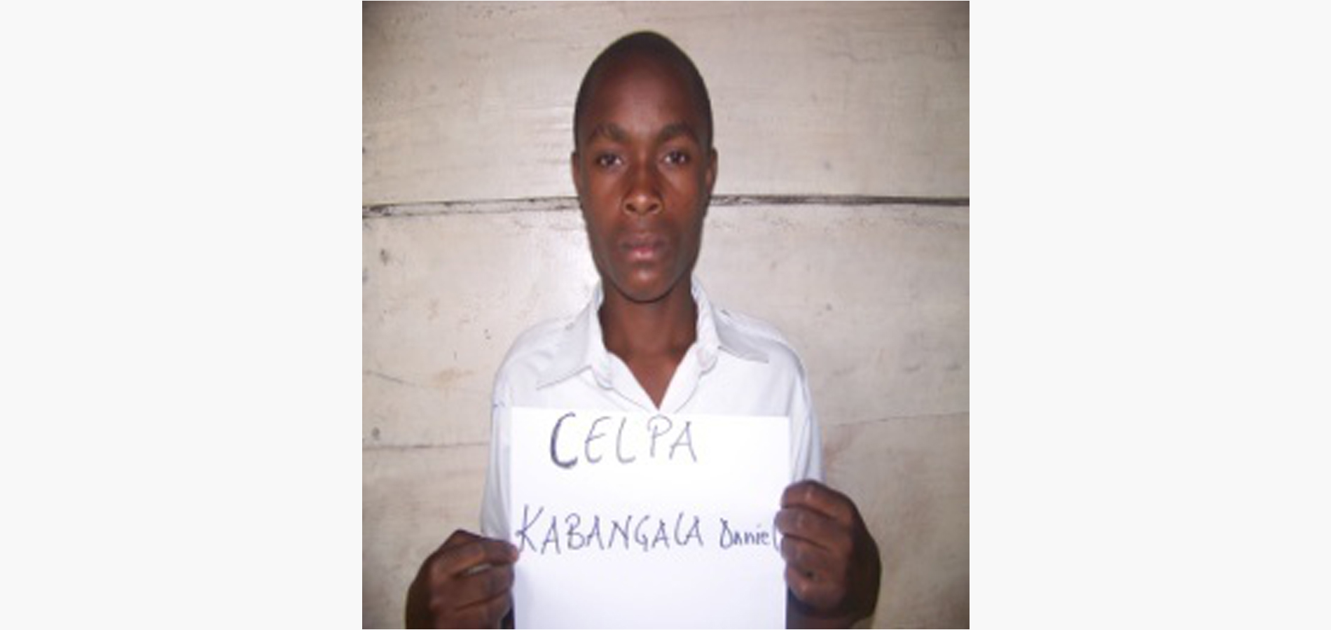 Mon père est mort le 29/12/2009, de suite de maladie de foie il a été malade et l’hospitalisé pendant 7 mois à l’hôpital de Goma. Sa profession, c’était un cuisinier chez une famille des indiens. Ma mèreelle, estvivante, mais elle n’a pas de moyens pour me payer le minerval. Elle s’adonne plus à la prière, et à la propreté dans l’église mais dans la vie elle vend la braise devant notremaison. A l’école, on me chasse plus comme c’était avant que je ne sois aidé par cfr. Le Dieu qui écoute les prières de ses saints m’a entendu,mais surtout il entendu les prières de ma mère qui priait jour et nuit, pour moi et mes frère. Dieu a répondu par le biais de CFR qui nous donne la chance d’espérer à un avenir meilleur en payant les frais scolaire. Mon pèreétait anciens de l’église CELPA ce qui fait l’église connaissait ma détresse. C ‘est au fait le conseil des anciens qui m’a choisi pour soumettre notre cas au CFR. Actuellement nous étudions sans problème, lerésultat scolaire s’est largement amélioré, nous avons l’espoir d’étudier et d’avoir une vie heureuse. Nous, les gens aidés par Ruberwa avons aussi un défis, de faire pour les autres ce que l’on a fait pour nous. Nous remercions infiniment cette famille, qui a amélioré notre vie et qui s’est privé du peu,qu’elle dispose pour nous aider. Que Dieu vous Bénisse