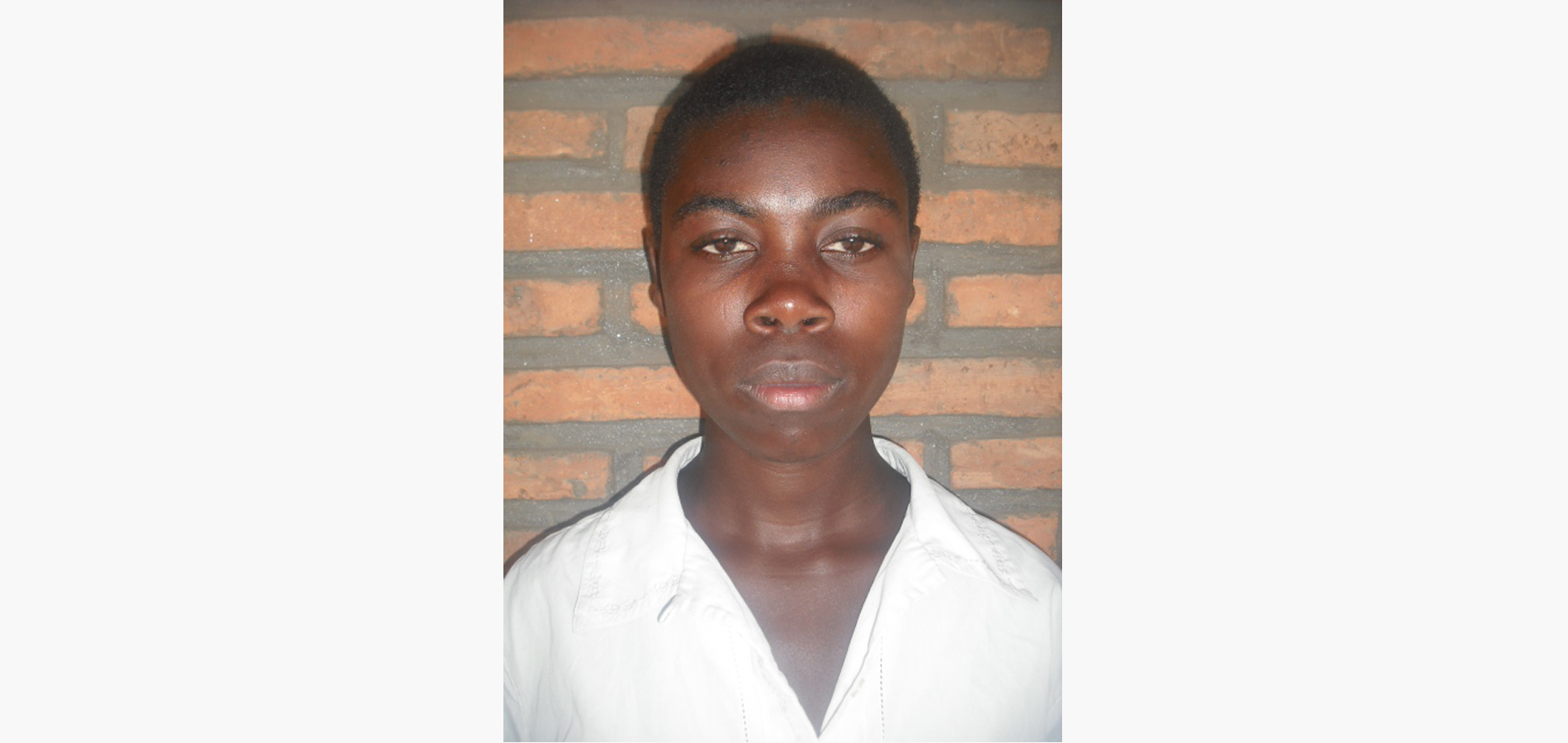 Le papa de l'enfant est mort d'une maladie à Goma en 2000 et la maman est décédée d'une maladie de tuberculose Goma en 2011.Apres la mort de ses deux Parents, l'enfant vit chez son grand - père (père de sa mère) sans profession. II est lui-mêmenécessiteux, ne peut subvenir au besoin éducationnel et nutritionnel de l’enfant. L'enfant n'a pas été choisi parce qu'elle est seulement adventiste mais à cause de sa vulnérabilité. Depuis Septembre 2012 c'est le bienfaiteur CFR qui soutien l’élève en frais scolaires. A cause de cette intervention, le tuteur de l'enfant a été, tant soit peusoulagé dit-il. L’enfant ne plus chassé del’écoleà cause de l’intervention du CFR dans ses études.Ilya quelques difficultés qui reste comme le manque d’objet classique et d’uniforme.