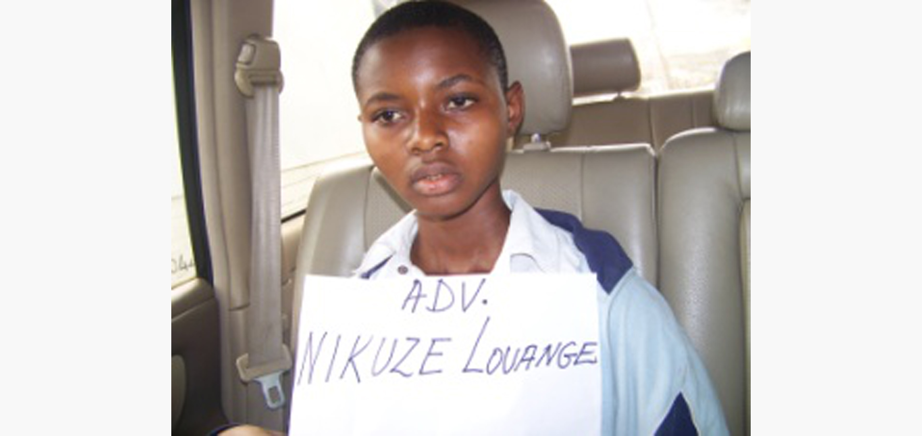 Le papa de la fille est mort alors qu’il était professeur à l’institut Maranatha et il était aussi technicien a la RTNC/Goma .Il est mort àGoma ,par une maladie ,en date du 13/11/2005. La mère de l’enfant a connu un accident de circulation grave en date du 13/07/2007 ;soit deux ans après la mort de son mari ,pendant qu’elle faisait des activités commerciales pour faire vivre ses quatre orphelins. A l’heure qu’il est cette maman est invalide, elle ne quitte jamais son lit ou elle dort depuis le temps. Elle est en étattrèsdéplorable elle ne sait même pas si ses enfants sont à ses cotéou s’ils sontabsents, pour les études et autres besoin cela parlons pas. L’enfant est presque orpheline totale, carmême la mère qui reste est une charge pour cet enfant. Du retour de l’école elle s’occupe de tous ses soins, difficilesàréaliser la vie que mène cette fille. Quad on demande à cette fille son histoire elle ne peut qu’introduire et le reste relate son histoire en pleurant. L’enfant vit de la dépendance des bienfaiteurs pour vivre. Apres la mort de son père et l’invalidité de sa mère l’enfant, a était appuyée par différentes familles de bonne volonté. Dès la 4eme en 5eme année,elle est supportée par CFR. L’enfant était en situation très difficile à tel point qu’il fallait prendre même ses trois frères. Actuellement l’élève est soulagé par CFR en lui payant les frais scolaire .Même si elle passe souvent la nuit sans manger, mais elle est au moins assurée du payement du minerval. Que Dieu bénisse papa Ruberwa. 