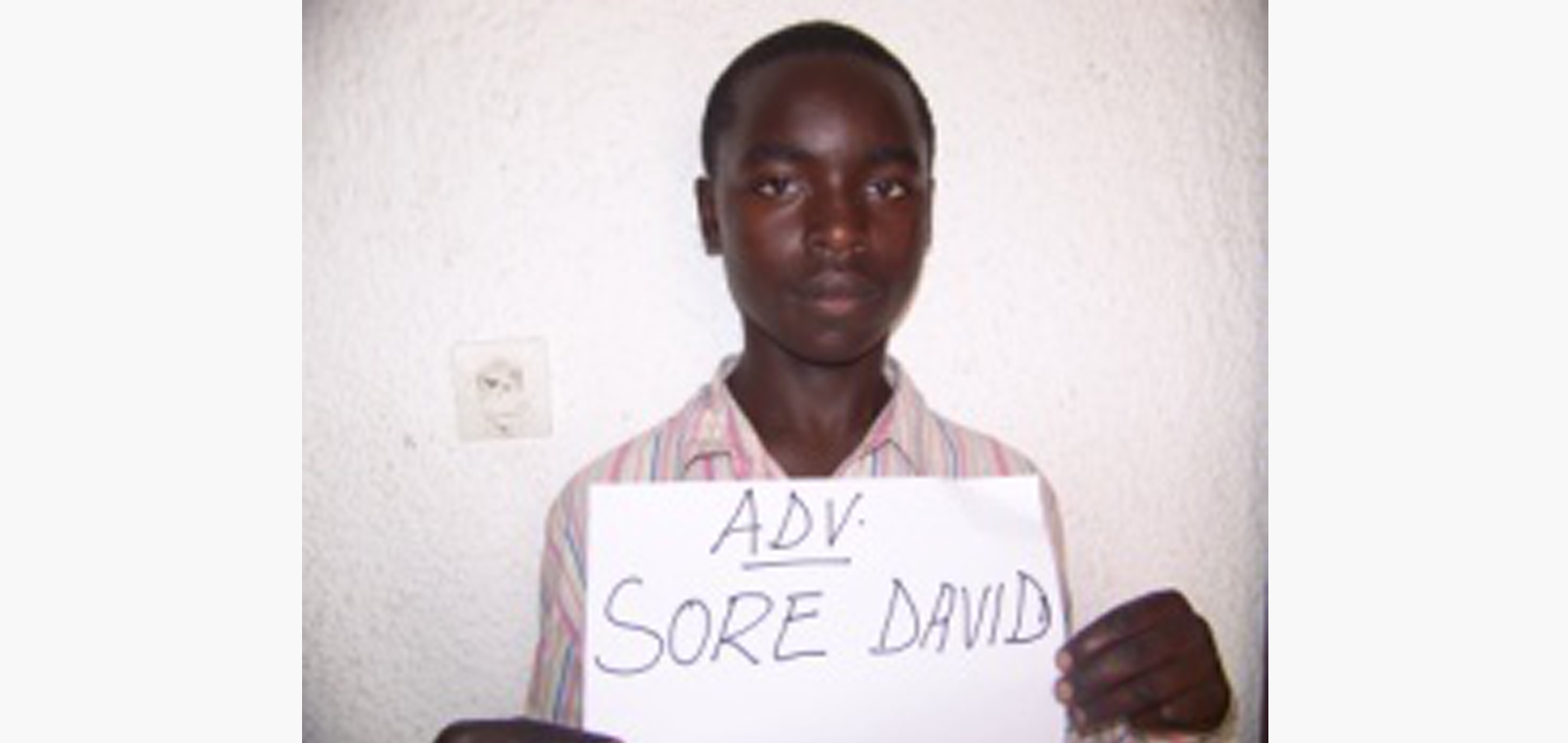 Le papa de l’enfant SORE est mort de suite d’une maladie non vraiment connue. La mère de l’enfant madame mukantungara a abandonné SORE dès le jeune âge, pour se remarier a un autre homme qui vivait loin de son village. Apres la mort de son père l’enfant est allé vivre chez ses grands-parents vieux etsans profession. Depuis la première primaire l’enfant était à la charge de sa tante paternelle qui lui aussi n’avait pas de moyens. Depuis septembre 2012 c’est le bienfaiteur CFR qui soutient l’élève en frais scolaire et l’enfant est dans la joie parce qu’elle étudie sans aucunes difficultés par rapport au temps passé. L’enfant a été choisi à cause de sa vulnérabilité et surtout celle de la famille d’accueil.L’église a estiméqu’il fallait que son cas soit soumis au cfr, car elle avait déjà entendu parler de bonnes actions de cfr dans le camp de déplacés et dans la ville. Actuellement l’enfant étudie sans beaucoup de problème et évolue très bien. Nous demandons en prière au Dieu tout puissant créateur de la terre et le ciel à bénir Ruberwa et sa famille pour l’amour qu’ils ne cessent de nous témoigner à travers ce minerval.