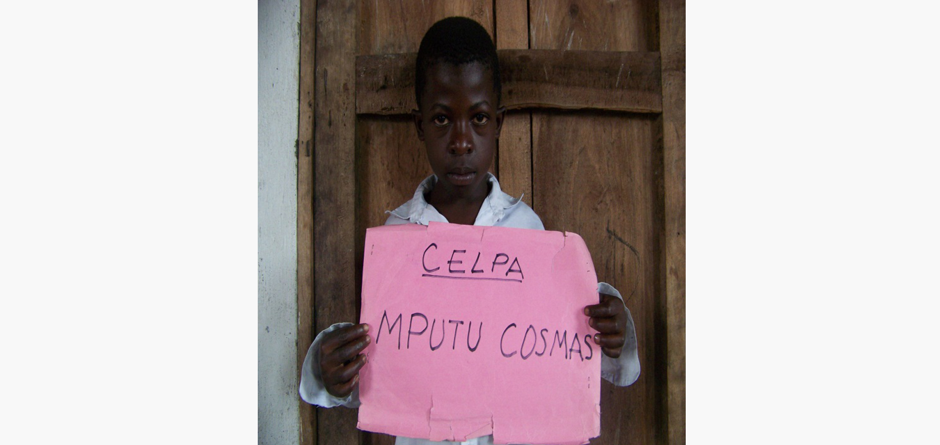  Mon père est mort quand j’avais seulement une année , il est mort pendant un voyage dans la foret de grand nord dans le lubero. Selon des informations que dispose ma mère il parait qu’ils ont été tués par les miliciens FDLR. Nous sommes une famille de beaucoup d’enfants nous sommes tous dixenfants. Notre mère est vivante, mais compte tenu de l’effectif des enfants à sa charge et de la pauvreté excessive nous sommes comme des orphelins totaux. Ma mère vend les braises au petit marché du quartier ; son commerce ne rapporte pratiquement rien. Nous passons souvent la nuit sans manger et lorsqu’on parvient à trouver quelque chose pour manger, payer le minerval reste une difficulté insoluble pour elle. Beaucoup de mes frères et sœurs ne sont pas scolarisée.Nous vivons de l’aide des membres de la famille. Depuis que je suis supporté par cfr depuis deux ans, le problème du minerval ne se pose plus, ceci influence positivement ma vie et surtout mes études. Mes frères et sœur m’appelle le fils de Ruberwa m’envient beaucoup. Cet enfant a montrédes performances spectaculaires. Je reste encore avec des petits problèmes liés aux habits, surtout à l’uniforme et aux souliers. Que Dieu vous bénisse maitre Ruberwa pour avoir pensé à nous orphelins. Merci beaucoup. 