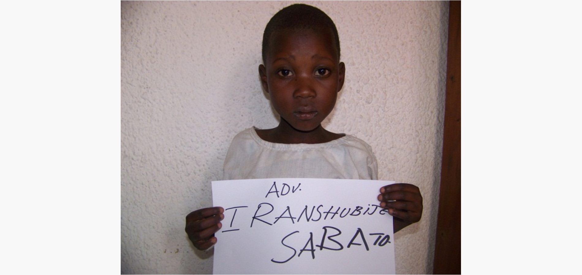 Le Papa de l’enfant qui vivait de l’agriculture, mais dépourvu de son propre champ est mort pendant la guerre par un coup de balle de cartouche là où il était parti se cacher en 2008. Même sa mère est morte pendant cette période en 2008 par des coups de balle au même moment que son mari. C’était le tout premier enfant de cette pauvre famille. L’enfant reste chez sa grand-mère dépourvue des moyens est logée dans une parcelle d’autrui. La vieille maman, incapable de se fournir les moyens, pour scolariser cet enfant, vit de la dépendance des autres personnes de bonne volonté car, n’étant pas capable de transporter même les fardeaux d’autrui pour sa survie. Elle est très vulnérable ; n’eut été l’assistance de CFR l’enfant serait encore à la maison, c.à.d. non scolarisée. La grand-mère de cette enfant arrivait régulièrement à l’école pour plaider du cas de son orpheline. La Direction scolaire soucieuse de la situation de l’enfant, à accepter qu’elle soit apprenante au sein de l’école. Celle-ci est dépourvue aussi des moyens financiers car elle est implantée au milieu du camp de Mugunga III où 82% de ses effectifs scolaires sont des déplacés.Actuellement, l’enfant évolue convenablement en 1ère année mais elle arrive à l’école sans souliers avec des habits salles et déchiquetés. L’enfant a été choisi par l’Eglise adventiste car sa vulnérabilité était grave plus que les autres enfants. Elle a été abandonnée par ses parents sans qu’elle atteigne l’âge de scolaire. Actuellement l’enfant étudie avec espoir car elle sait qu’elle a trouvé CFR come parent moral pour épauler a sa situation qui était en étant critique et médiocre,... L’enfant continu à manquer de quoi manger dans la famille où l’enfant vit ; Manque d’uniforme et divers objets classiques ; Pas habits, souliers. L’enfant est très reconnaissante pour l’action de cfr qui paye ses frais scolaire. Que dieu bénisse le donateur et sa famille.