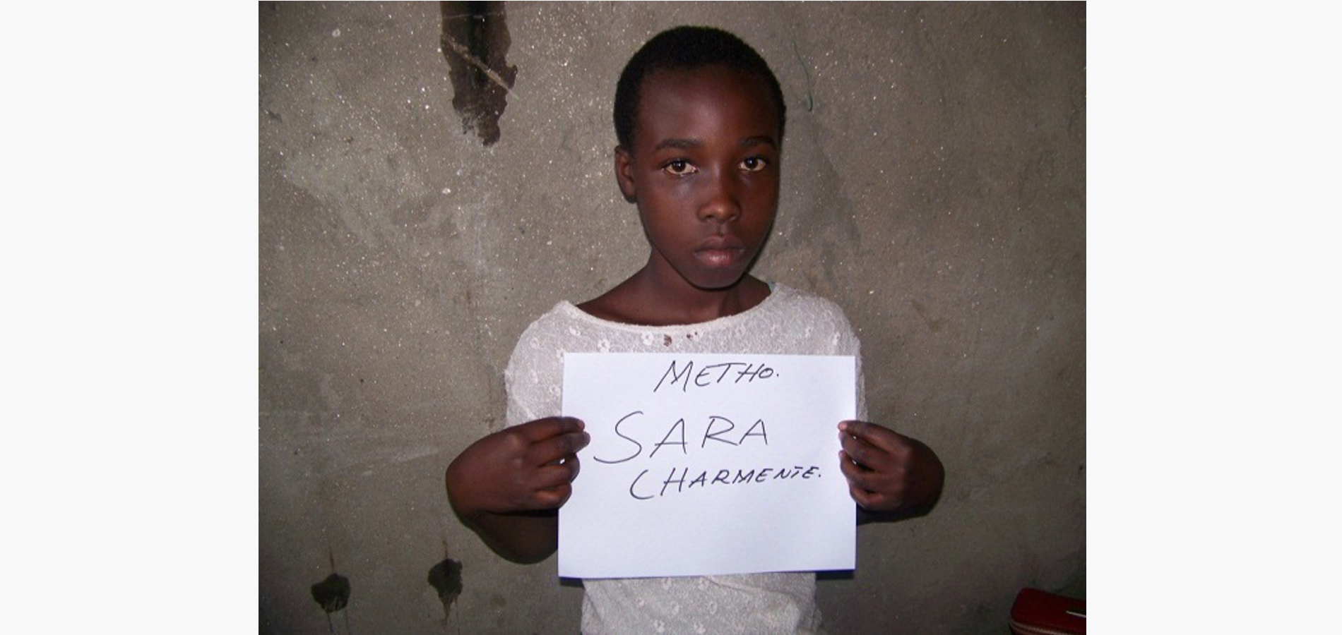  Mon territoire WALIKALE est l’un des territoires qui ont plus de potentialités économique, il est surtout riche en ressource minières. Mais ceci est peut être son malheur ,c’est une zone où il y a des guerres interminables. Ses parents ont été brulés dans leurs maisons, Par les FDLR. Il parait que mon village été pro-gouvernemental qui les avait attaqué il ya avait de cela une semaine. J’ai eu une vie sauve grâce à mon frère qui me tira hors de feu après la mort de mes parents. C’est un miracle je ne sais même pas pourquoi Dieu m’afait sortir seule et mon frère de cette mort. J’étais seulement brulé. Les voisins m’ont ramassée et confiée à un commerçant ami de mon père qui fuyait en se rendant àGoma. Ce commerçant me confia à son tour à ma grand-mèreà Goma. Nous vivons très mal nous n’avons rien à manger mon, Dieu merci mes études sont au moins assurer. Depuis que je suis assistée par c f r j’évoluetrès bien àl’école. Que Dieu soit loué. Je remercie la famille Ruberwa pour son aide que DIEU VOUS BENISSE.