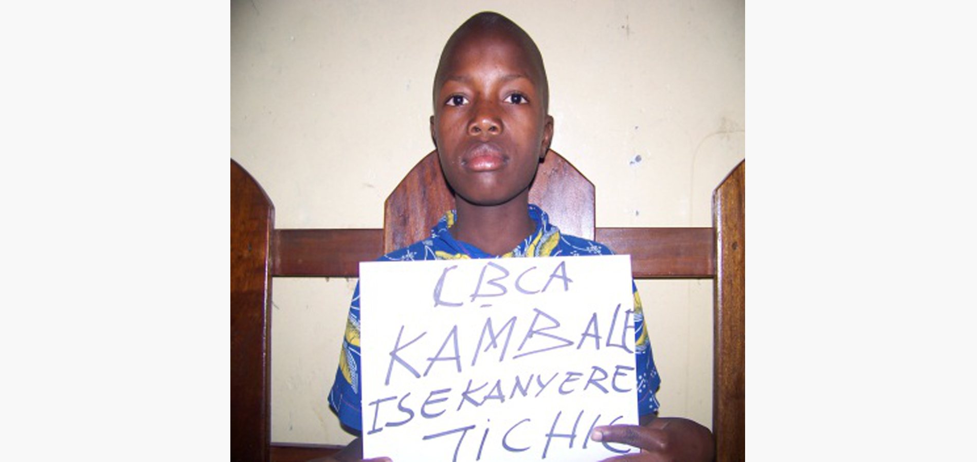  Les Parents de l’élève sont tous morts par maladie non connue par la famille ils sont morts à GOMA .Tichic était le fils unique de sa famille. Samère est décédée en avril2002 le père décéda deux ans après. Tichic vivait avec sa grand-mère, mais présentement il vit chez son grand son oncle paternel qui lui procure à mangerseulement sa grande mère de son vivant sedébrouiller pour le minerval mais malheureusement elle est décédée l’année passée. La famille d’accueil est elle aussi en situation extrême et difficile ; il vit grâce aux offrandes de l’église, parce qu’il est employé par l’église comme intendant et secrétaire. L’enfant a rempli toute les conditions et Critère de choix de CFr. Cet enfant a été trouvé orphelin de père et de mère et vit difficilement chez son oncle paternel. Il a été choisi par l’Eglise de la CBCA Virunga et l’Association MusamariaMwema qui encadre les orphelins de l’Eglise Virunga .Vie actuellement très bien actuellement après l’aide de CFR ; il vit bien, pas de difficultés car il n’est plus chassé de l’école, et le peu de moyen trouvé à l’église peut servir maintenant à sa restauration, ses vêtements.