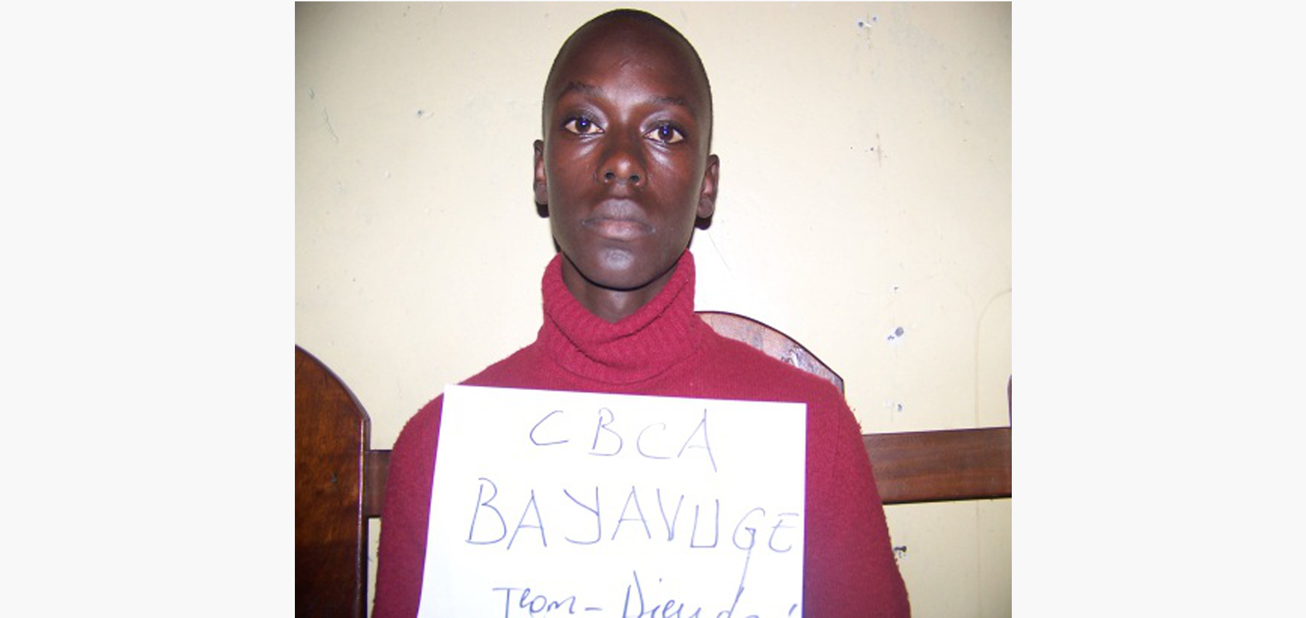  Le père est mort pendant la guerre de libération de 1996, suite une bombe qui est tombée sur leur maisonnette à GOMA dans le quartier NYABUSHONGO.Jean dieu était le deuxième fils de sa famille .Son père est mort quand il avait seulement huit mois. La vie familiale après la mort du parent  qui travailler comme maçon. Les deux orphelins sont avec leur mère veuve délaissée sans logement. Ils vivent dans une chambrette salon l’église à Katindo. La famille vit difficilement, Il y a des fois où leur bailleur presque fou, arrache la porte de la maison lors du non payement a temps du loyer. La vie chère de la veuve avec ses deux orphelins a fait que l’enfant avait été malade due a la mal nutrition et au manque de vitamine. La Vie s’est améliorée surtout par rapport aux frais scolaires, plus des problèmes sauf le loyer et la ration alimentaire de la famille. 