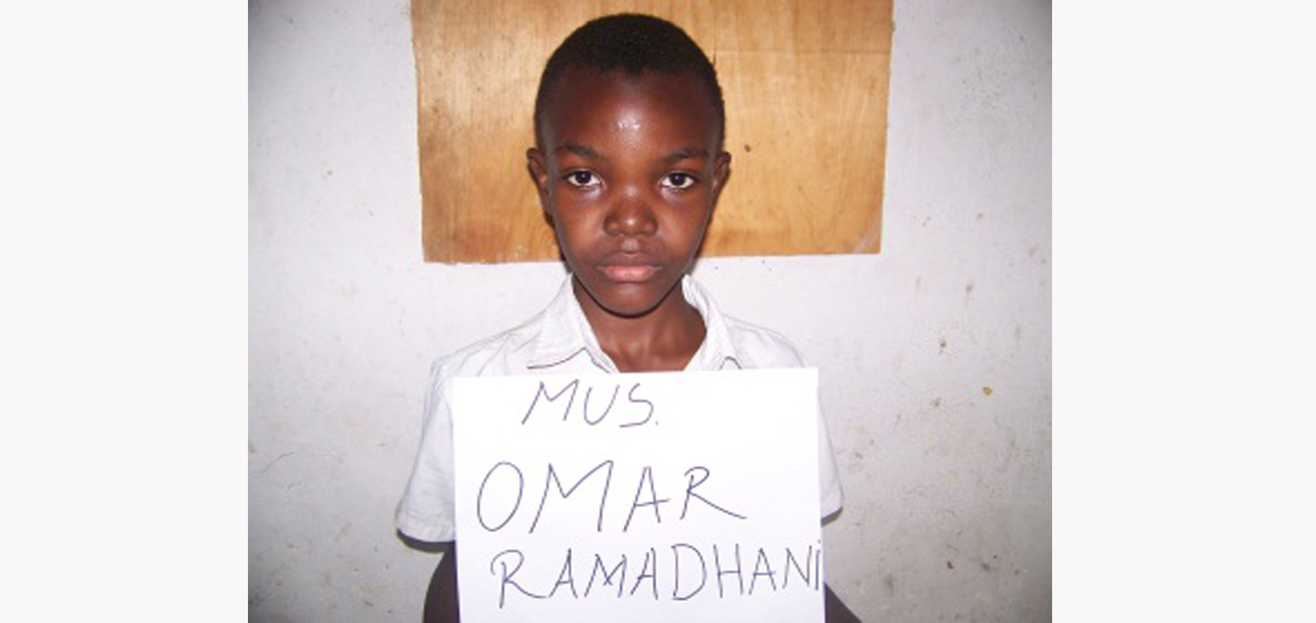 Le père de omari est mort en 2008 de suite de la maladie du sida sa mère aussi suivra une annéeaprès soit en 2009. Son père comme avait deux femmes Il avait beaucoup d’enfants, mais il n’avait pas de moyens de nourrir sa famillemême pendant son vivant. A la mort de sa mère le petit omari a été récupéré par sa grand-mère maternelle. C’est une maman qui n’a pas beaucoup de moyens mais qui se débrouille pour le faire nourrir en détaillantla pomme de terre àcôté de sa maisonnette. Durant toute l’année de 2010 Omar était malade de la tuberculose.Il a eu une vie sauve grâce a uneinfermière voisine qui informa l’hôpital. Il a d’abord était hospitalisédit- il mais après six mois de cure intensif de médicament, il commença à reprendre, mais cela retarda ses études d’une année. Lorsque il a repris des études il avite été confronté au problème de minerval il a été chassé de classe plusieurs fois et ceci a négativement influencé ses résultats scolaire. En plus discrimination car beaucoup des gens croit à tort que comme ses parents sont mort du SIDA lui aussi est atteint. C’est faux .C’est seulement la tuberculose et non le sida. A côté de problème d’études il y a aussi le problème de nourriture ,il affirme que plusieurs fois, il va à l’école sans manger et plusieurs fois et passe la nuit sans manger. Depuis que jesuis pris en charge par cfr j’étudie bien sans problème je ne rate plus mes cours et je réussi bien Je remercie Me Ruberwa pour son aide. 