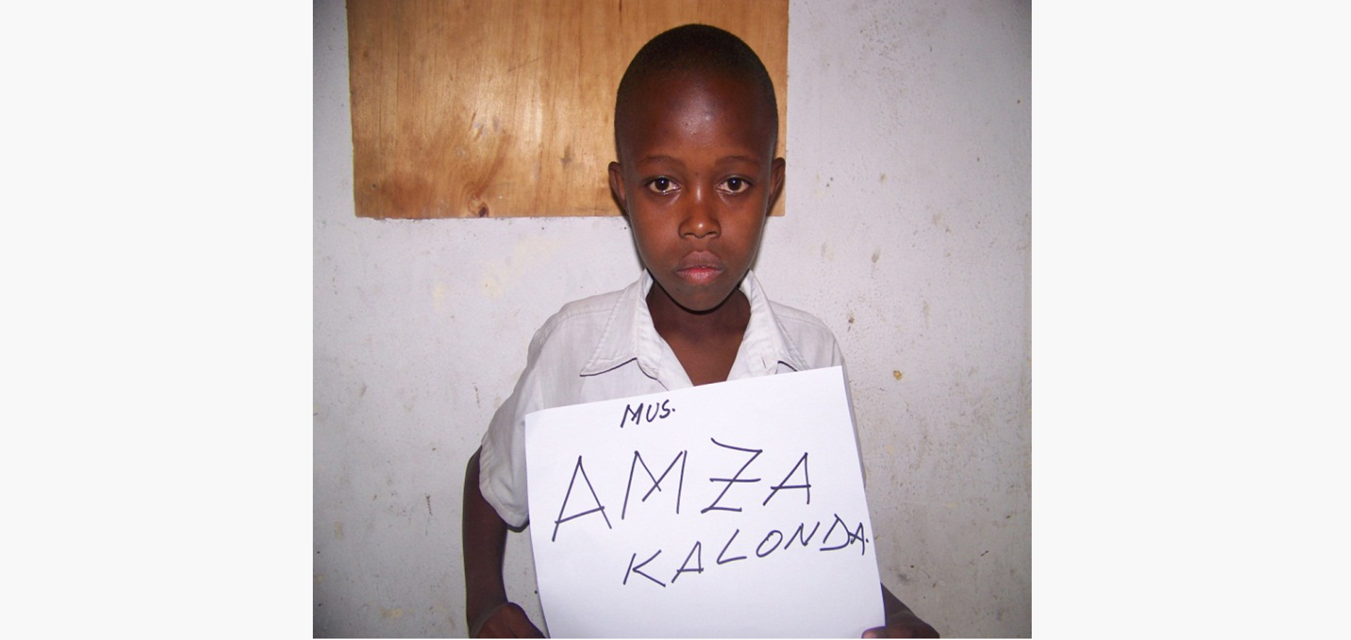 Son père monsieur bolingoest celui qui est mort le premier. Selon les renseignements et la connaissance populaire le monsieur est mort à Goma du poison communément appelé (karuho) en 2000.Sa mère madame Zaina est morte en 2011 suite à une maladie non connue. A la mort de ses parents le jeune bugingoa beaucoup souffert, il mena une vie vraiment trèsdifficile il est hébergé chez une ancienne connaissance de son père. Ils vivent trèsdifficilement,le tuteur est très âgé et n’a plus la force d’exercer son métier, celui de maçon. Actuellement il ne fait plus rien il vend que des cigarettes ala porte de sa maison. J’ai commencé les études dit Bugingo avec beaucoup de retard faute de minerval. Au retour de l’école je faisais le transport des bagages à la douane et le marché de Virunga pour que je puisse trouver un d’argent acheter la nourriture et la boisson alcoolisée. La boisson alcoolisé me faisait d’oublier mes peines pour un temps.Il nous raconte son histoire en pleurant. SUMAHILI BUGINGO,devrait être en principe aux humanités il ne qu’en premier de cycle d’orientation. Il a vu sa peine diminuée lorsque le CFR a accepté de payer ses frais scolaire sauf qu’il a encore la difficulté de se payer les fournitures scolaires. Que Dieu bénisse le donateur et sa famille