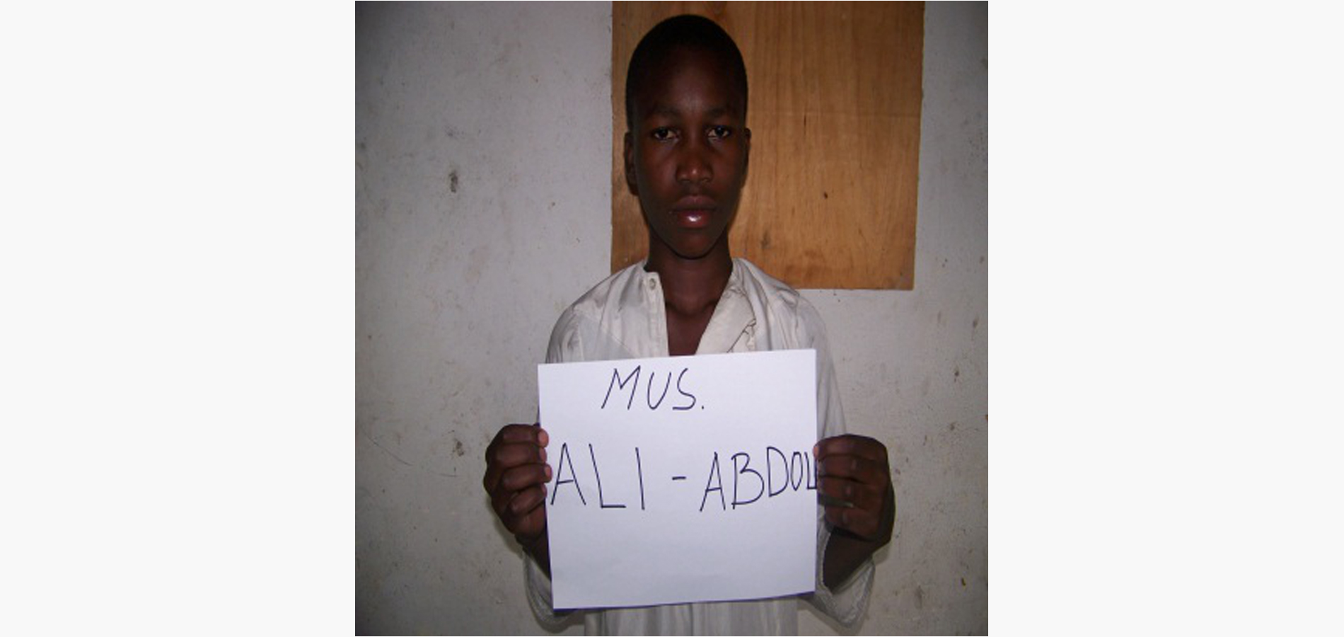 Ally a perdu son père le 19/06/2008 il est mort de tétanosà l’hôpital de CBCA Goma.Sa mère elle, est décédée avant son père c’était en 2005 de tuéeguerre dans le territoire de Rutchuru. Elle était allé pour acheter le mais pour sa petit commerce. En effet les coupeurs de route tirèrent sur le chauffeur vers 18h, à la mort du chauffeur le véhicule se renversa dans une fosse et ma mère est morte sur place. L’armée nationale a intervenue avec retard, mais ils ont pu récupérer le corps pas rien d’autre. Nous sommes une famille nombreuse, nous sommes plus de 7 enfants le conseil de la famille se partagea chacun selon ses moyens les enfants, en soi nous séparer en nous partageant entre membre de la famille n’était pas une bonne chose car le sens de la famille avait disparue avec cette séparation. Certains d’entre nous(le plus âgés) tentèrent de refuser mais en vain.On me confia àla petite sœur de ma mère veuve elle aussi, Cela que je vis mais, elle manque cruellement des moyens elle ne travaille, pas et n’a pas terminer le primaire. Elle nous répète souvent que pour elle, nous nourrir est sa priorité le reste Dieu s’en chargera. J’ai bénéficié de l’aide de cfr grâce au responsable de la mosquée de birere qui connaissait mon casil informa ma tuteur. Depuis que je suis aidé par cfr je ne suis plus chassé de l’école comme auparavant.Dieu merci nous avons un autre père en la personne de maitre Ruberwa. Merci infiniment